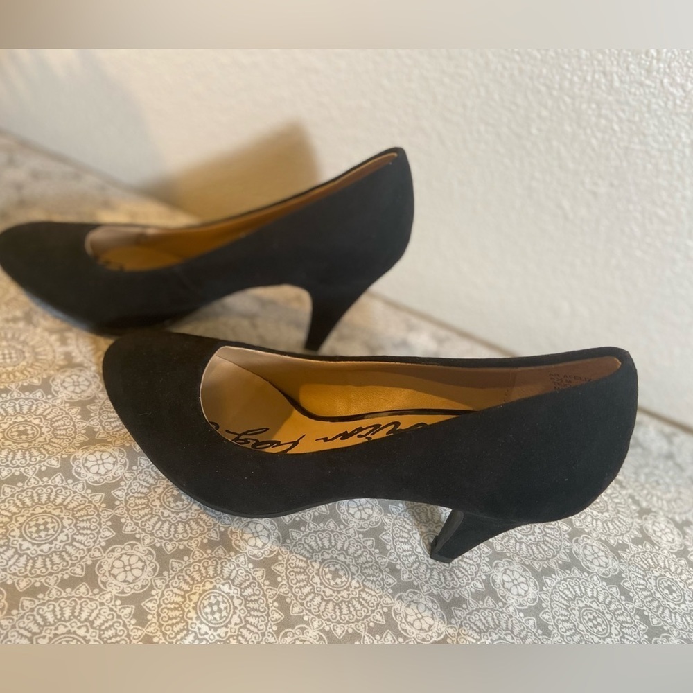 American Rag~Versatile~Black~Microsuede~Round Toe~Slip-On~Pump~Heel~Size 6.5 - Picture 3 of 11